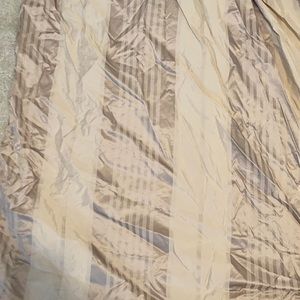 Great condition Macy’s hotel collection queen size duvet cover. Beige/gold color